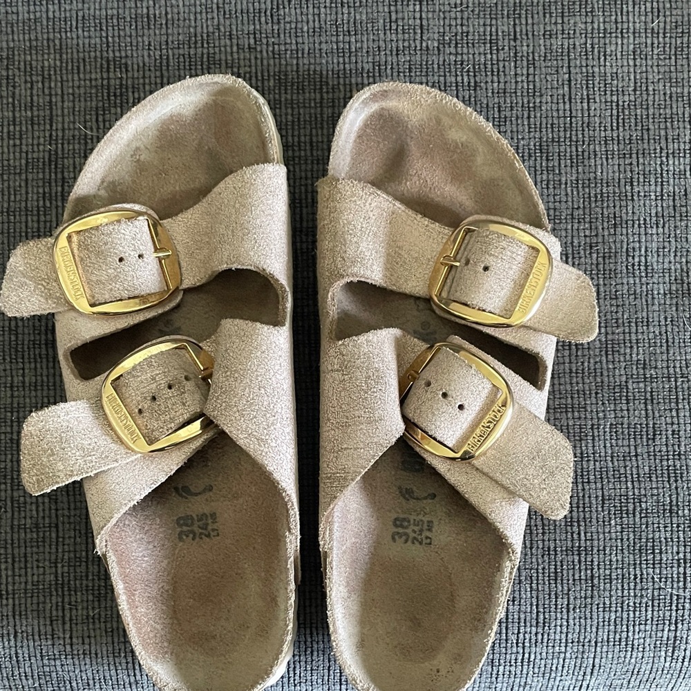 Birkenstock women’s Sandals - Beige with Gold Buckles

Worn twice

Eur sz 38